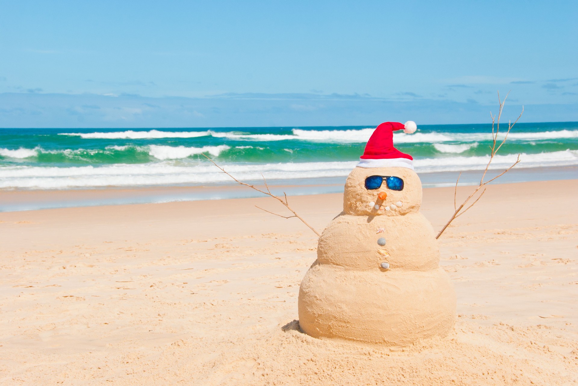 Snowman resists melting process on beach
